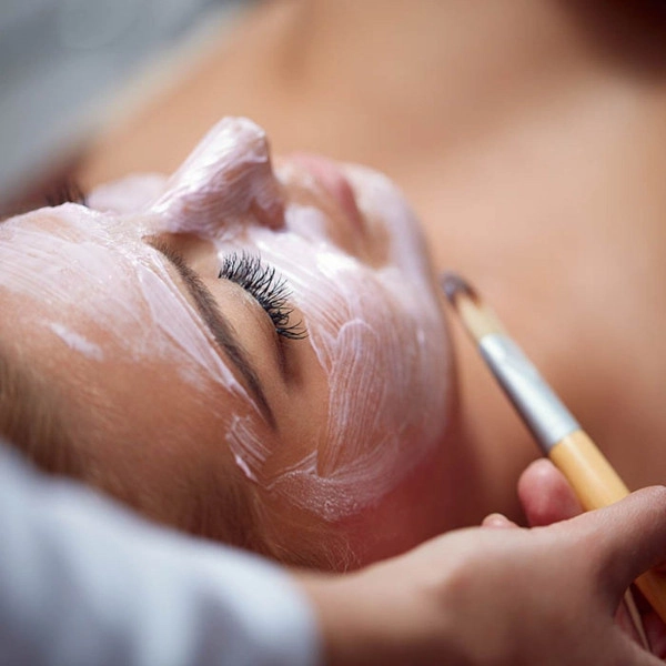 Mujer haciendose una micropigmentación facial